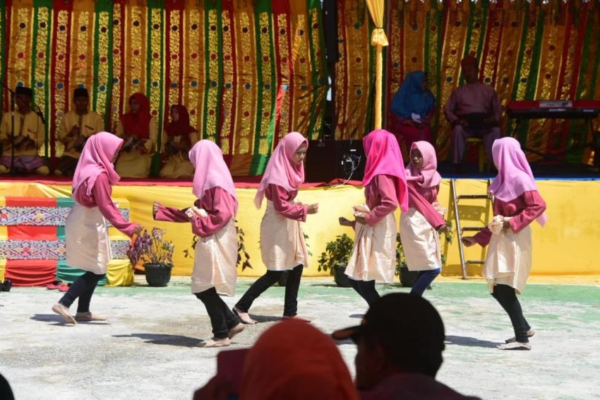 Tarian Zapin dari siswa - siswi kecamatan Bandar Laksamana